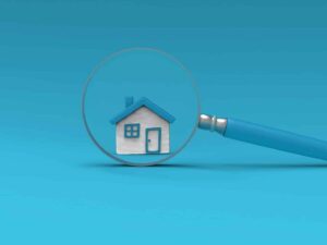 Maison sous une loupe bleue.