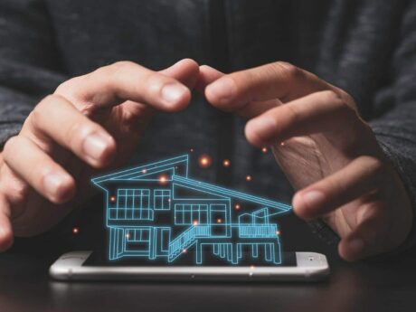 Maison holographique émergeant d'un smartphone.