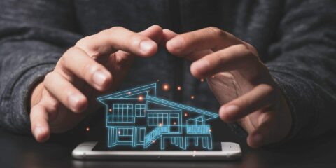 Maison holographique émergeant d'un smartphone.