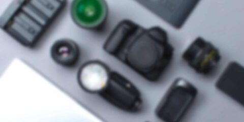 Équipement photographique flou sur table grise.