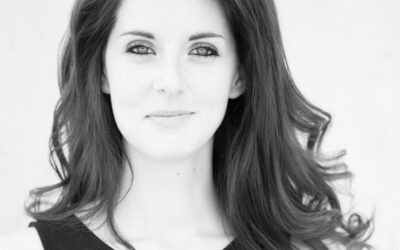 Femme aux cheveux ondulés, portrait en noir et blanc.