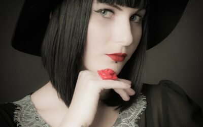 Femme au chapeau noir avec rouge à lèvres rouge.