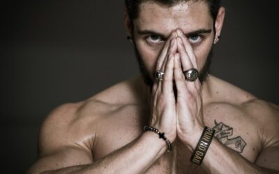 Homme torse nu en position de prière.