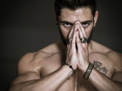 Homme torse nu en position de prière.