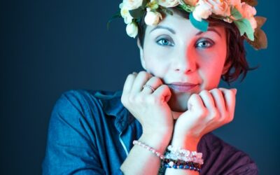 Personne avec couronne de fleurs, pose artistique.