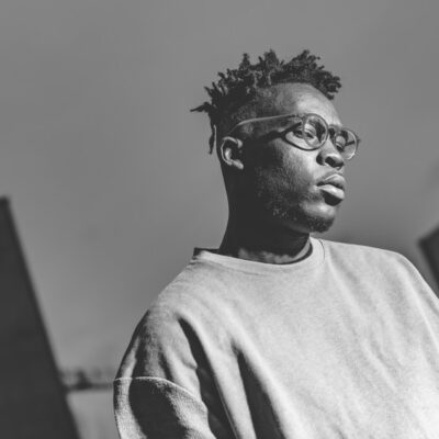 Homme noir et blanc portant des lunettes.