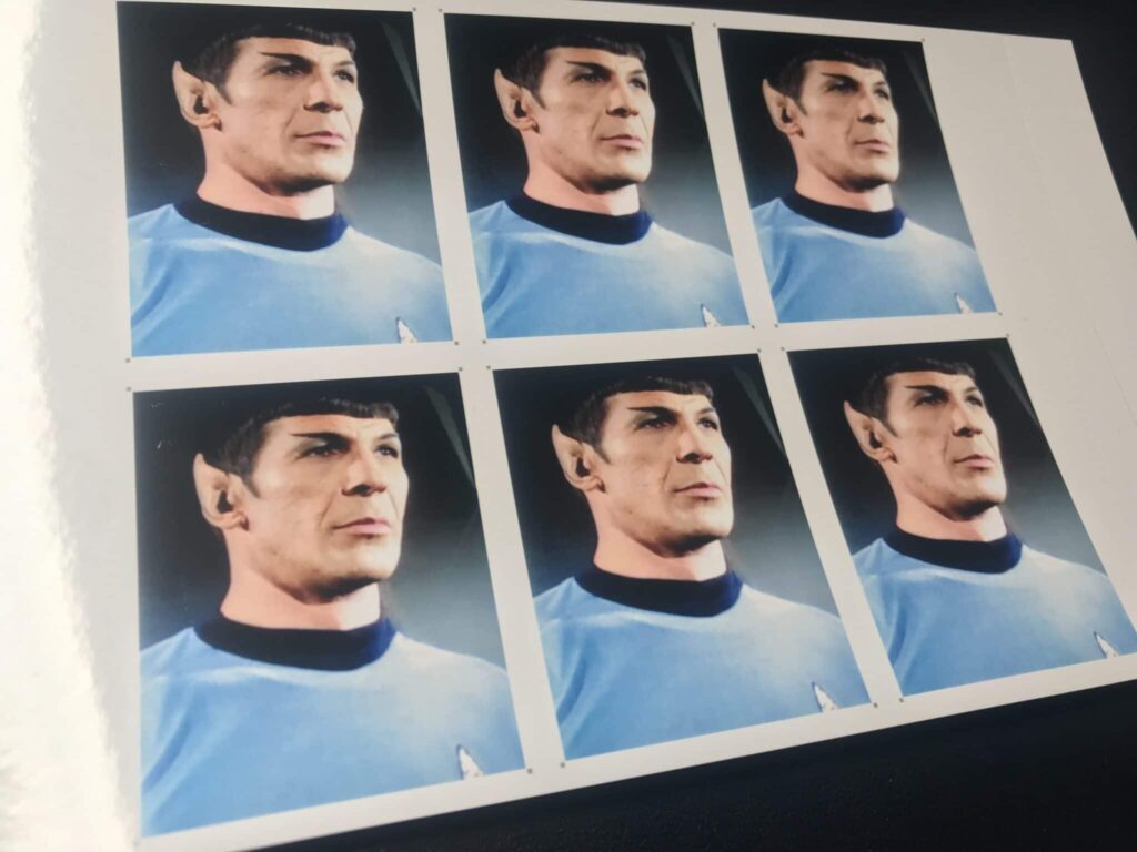 Six portraits d'homme aux oreilles pointues.