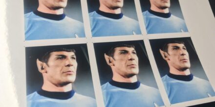 Six portraits d'homme aux oreilles pointues.