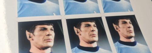 Six portraits d'homme aux oreilles pointues.