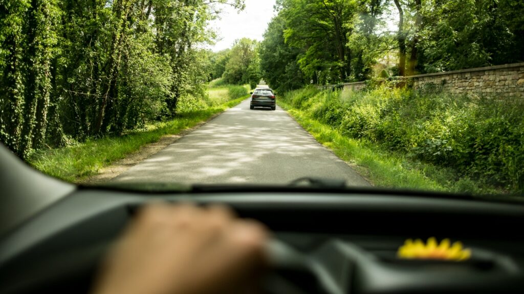 Vue d'une voiture sur route de campagne