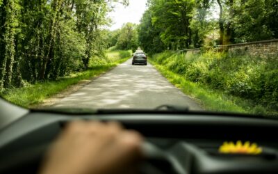Vue d'une voiture sur route de campagne