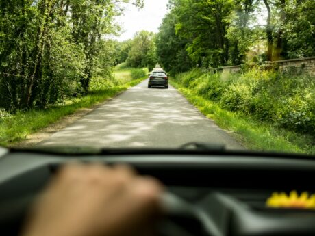 Vue d'une voiture sur route de campagne