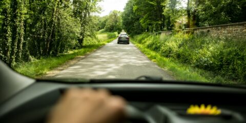 Vue d'une voiture sur route de campagne