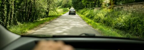 Vue d'une voiture sur route de campagne