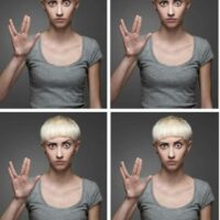Femme blonde fait salut vulcain.