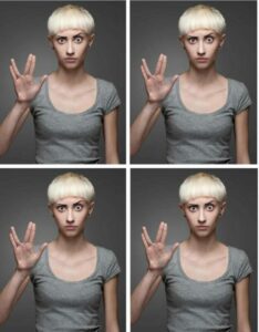 Femme blonde fait salut vulcain.