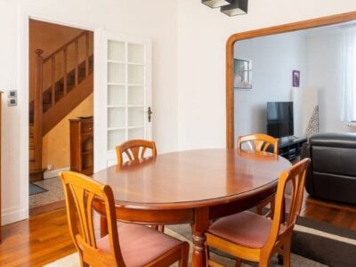 Salle à manger avec table en bois.