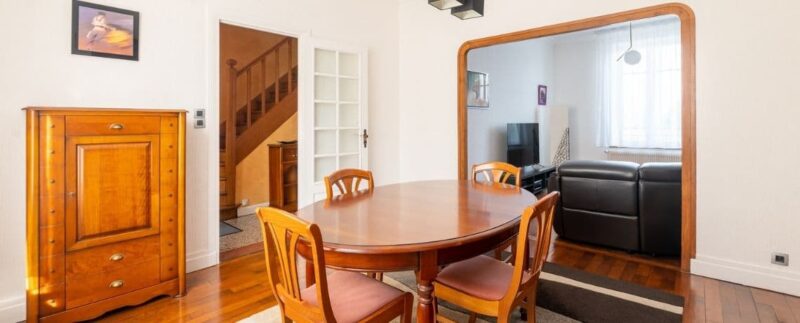 Salle à manger avec table en bois.