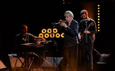 Groupe de musiciens jouant en concert.