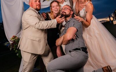 Groupe de personnes posant joyeusement ensemble.