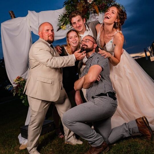 Groupe de personnes posant joyeusement ensemble.