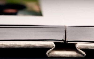 Gros plan sur la reliure d'un livre ouvert.