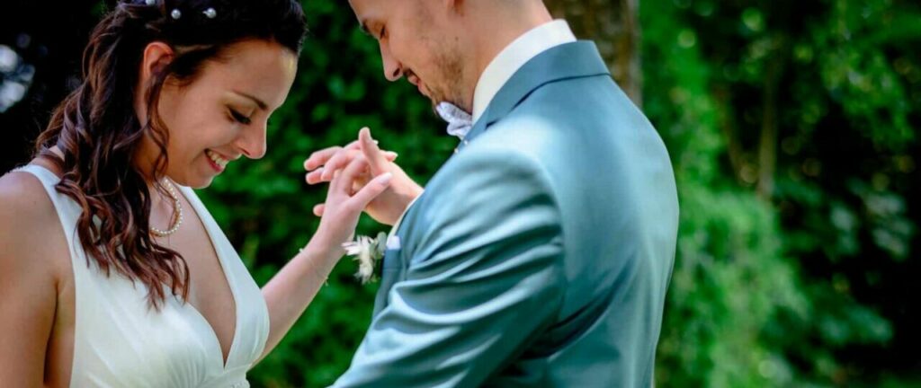 Couple heureux se tenant la main en extérieur.