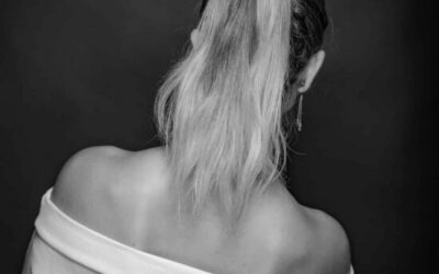 Femme de dos en blanc et noir.