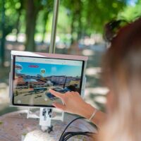 Personne utilisant tablette pour naviguer.