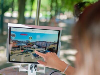 Personne utilisant tablette pour naviguer.