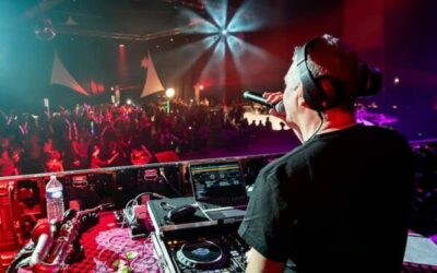 DJ animant foule dans une boîte de nuit.