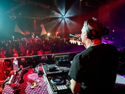 DJ animant foule dans une boîte de nuit.