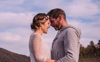 Couple amoureux regardant ciel nuageux