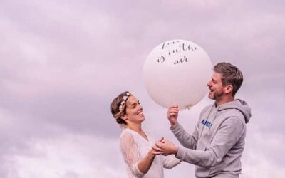 Couple tenant un ballon "Love is in the air".