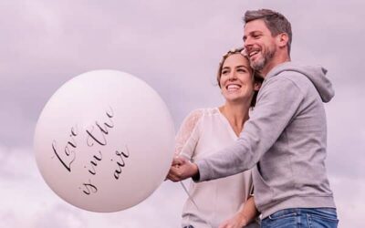 Couple heureux avec ballon 'Love is in the air'.