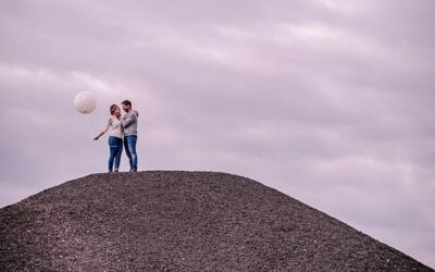 Couple avec ballon au sommet d'une colline.