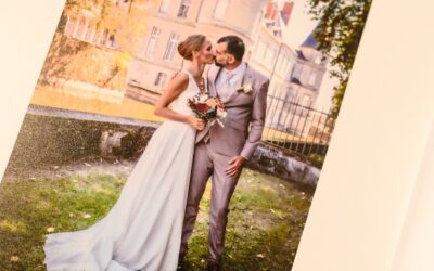 Couple marié s'embrassant devant un château.