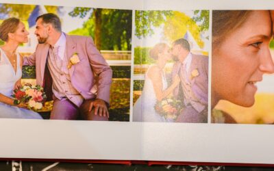 Album photo de mariage avec couple souriant.