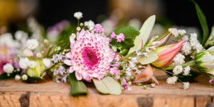 Bouquet de fleurs colorées sur table en bois.