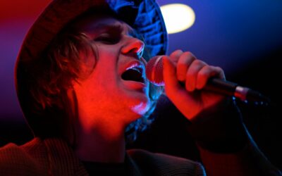 Chanteur avec micro, ambiance lumineuse.