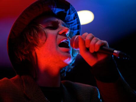 Chanteur avec micro, ambiance lumineuse.