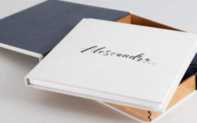 Album photo blanc avec coffret ouvert.