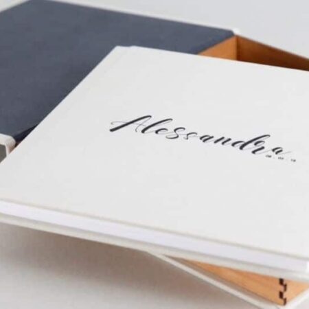 Album photo blanc avec coffret ouvert.