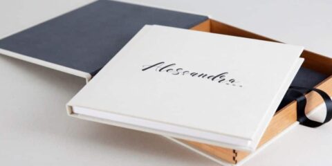 Album photo blanc avec coffret ouvert.