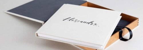 Album photo blanc avec coffret ouvert.