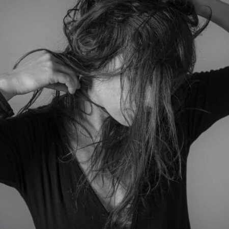 Personne avec cheveux en désordre, noir et blanc.