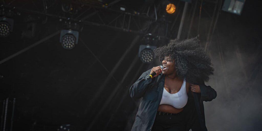 Photographie de la chanteuse Yseult en concert au festival Le Jardin du Michel 2019 à Toul, capturant son énergie sur scène.