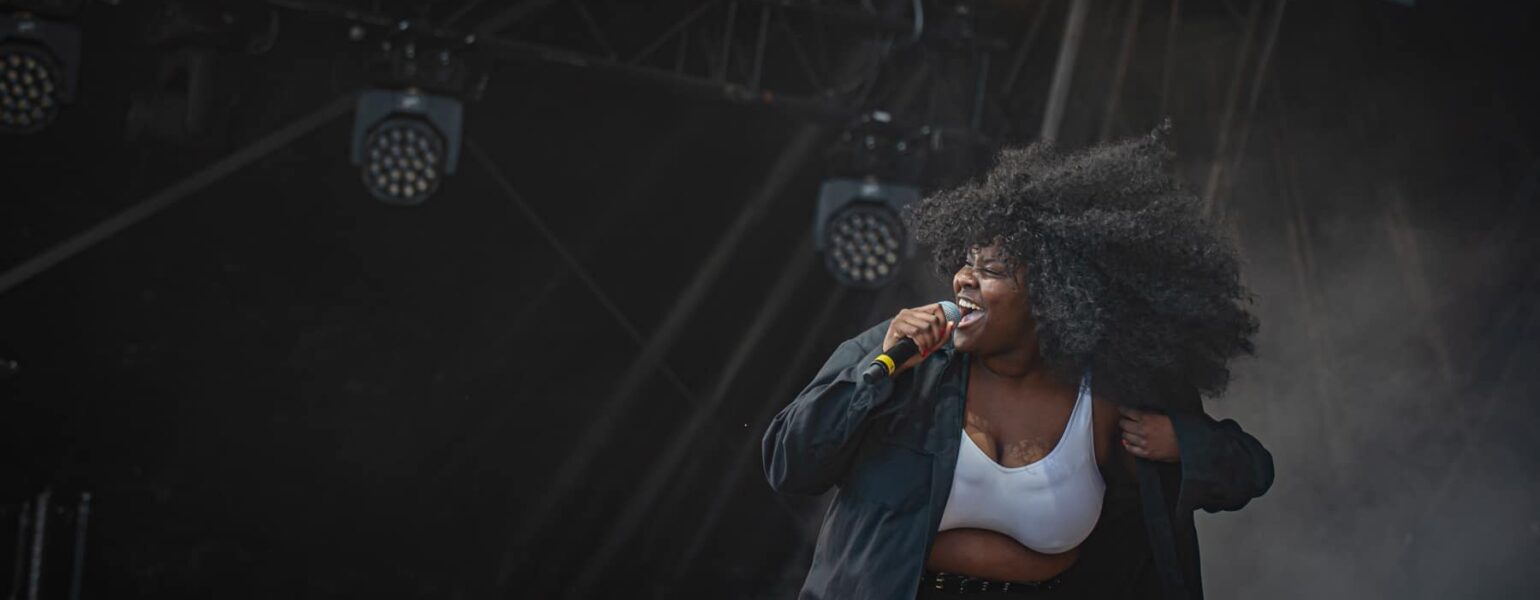 Photographie de la chanteuse Yseult en concert au festival Le Jardin du Michel 2019 à Toul, capturant son énergie sur scène.