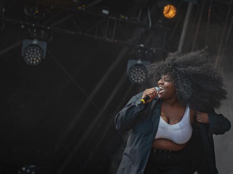 Photographie de la chanteuse Yseult en concert au festival Le Jardin du Michel 2019 à Toul, capturant son énergie sur scène.