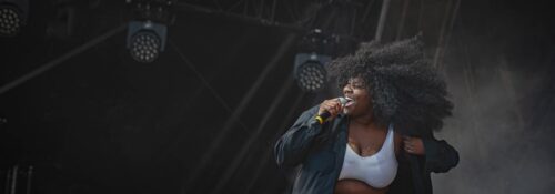 Photographie de la chanteuse Yseult en concert au festival Le Jardin du Michel 2019 à Toul, capturant son énergie sur scène.